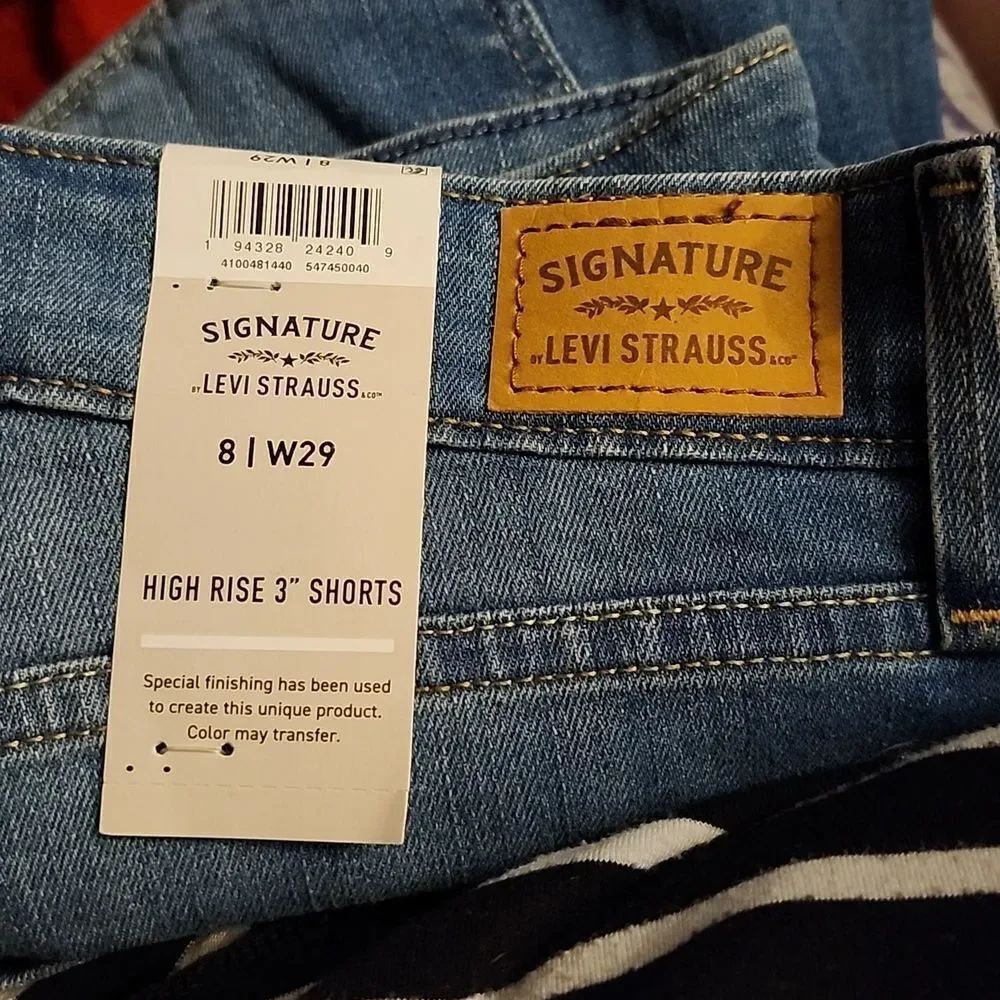 Signature by Levi Strauss & Co. Women's 8 Cuffed Short - Picture 4 of 5